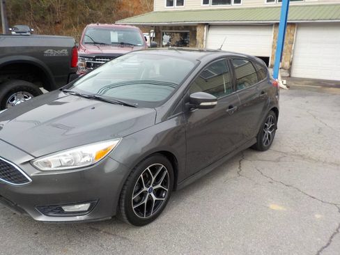 Used 2015 Ford Focus SE w/ SE Sport Package image 3