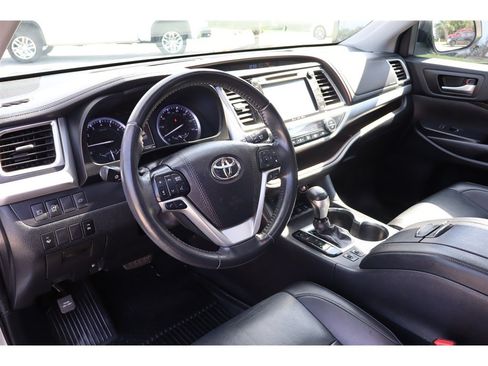 Used 2019 Toyota Highlander XLE AWD/4WD image 18