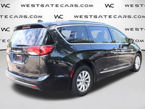 Used 2018 Chrysler Pacifica Touring-L FWD image 41