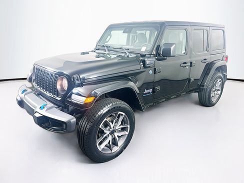 Used 2024 Jeep Wrangler Unlimited AWD/4WD image 3