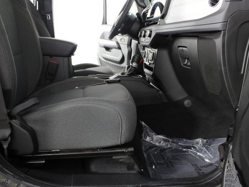 Used 2025 Jeep Wrangler Unlimited Sahara AWD/4WD image 19