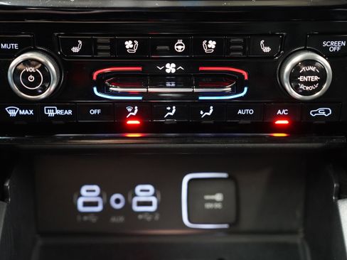 Used 2023 Jeep Grand Cherokee Overland w/ Advanced Protech Group III image 29