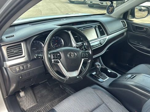 Used 2017 Toyota Highlander Plus FWD image 7