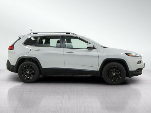 Used 2016 Jeep Cherokee Latitude AWD/4WD image 6