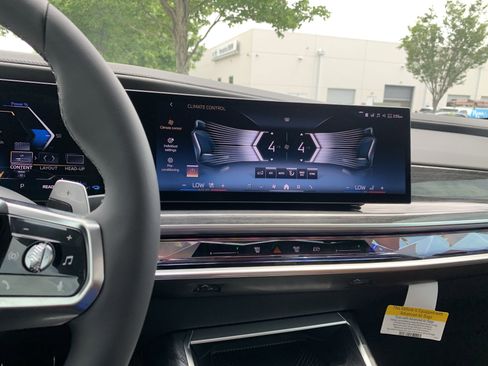 New 2025 BMW 750e xDrive image 25