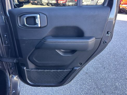 Used 2025 Jeep Wrangler Sahara image 29