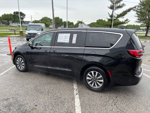 Used 2023 Chrysler Pacifica Touring-L FWD image 17