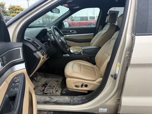 Used 2017 Ford Explorer XLT w/ Equipment Group 202A AWD/4WD image 15