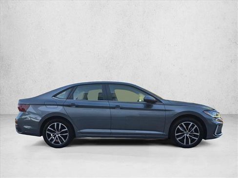 Used 2025 Volkswagen Jetta SE FWD image 4