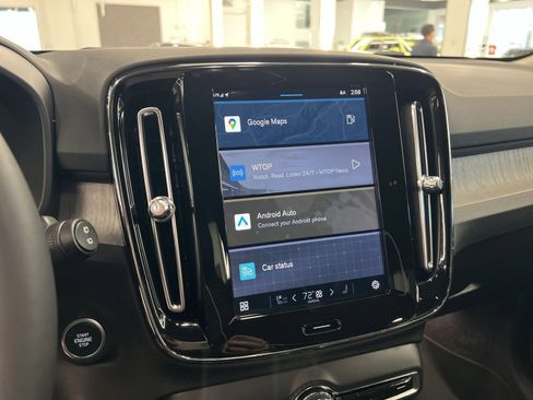 Used 2024 Volvo XC40 B5 Core w/ Climate Package image 16