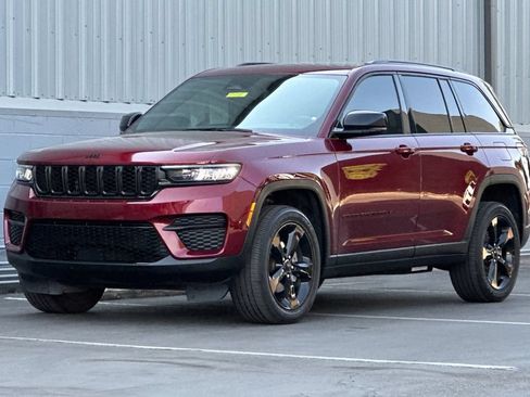 Used 2024 Jeep Grand Cherokee Altitude AWD/4WD image 8