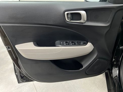 Used 2025 Hyundai Venue SEL FWD image 11