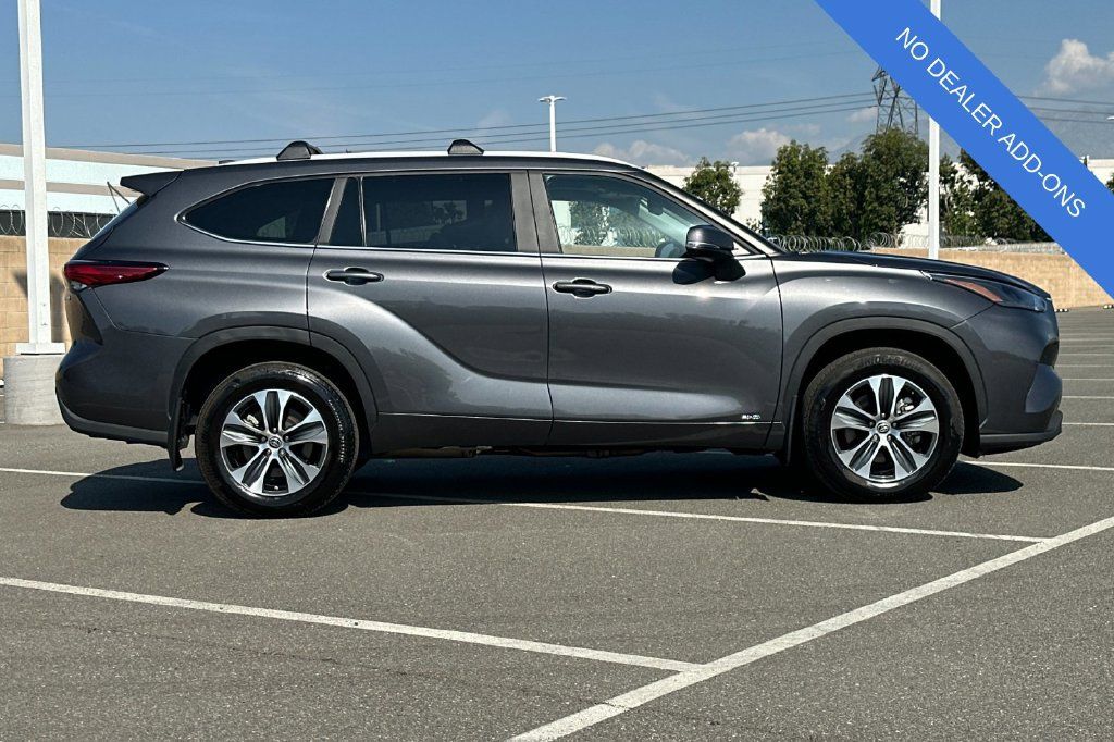 Used 2023 Toyota Highlander XLE AWD/4WD image 3