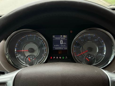 Used 2013 Chrysler Town & Country Touring FWD image 14