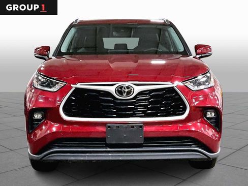 Used 2021 Toyota Highlander XLE image 3