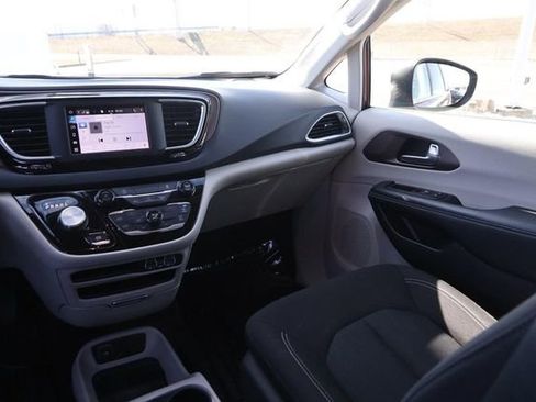 Used 2023 Chrysler Voyager LX image 25