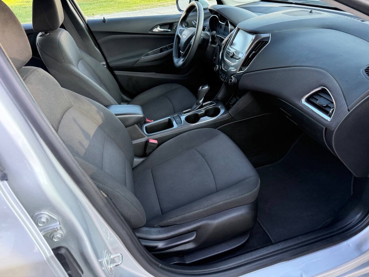 Used 2017 Chevrolet Cruze LT w/ Convenience Package FWD image 16
