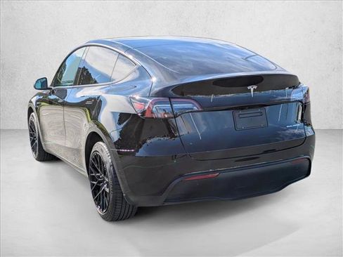 Used 2022 Tesla Model Y Long Range image 8