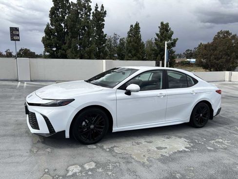 Used 2025 Toyota Camry SE image 9