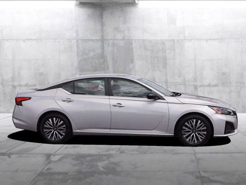 Used 2024 Nissan Altima 2.5 SV FWD image 5