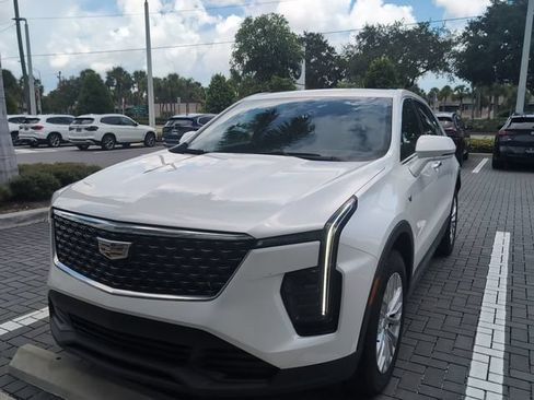 Used 2024 Cadillac XT4 Luxury w/ Cold Weather Package FWD image 1