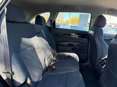 Used 2018 Kia Sorento LX image 19