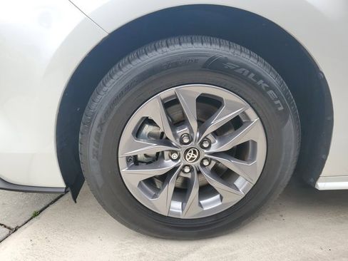 Used 2024 Toyota Sienna XLE image 5