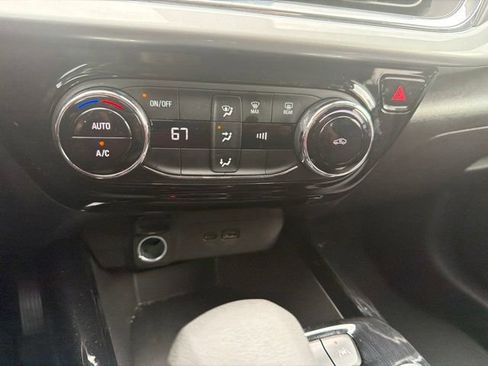 Used 2025 Chevrolet Trax LT FWD image 53