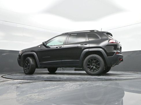 Used 2019 Jeep Cherokee Trailhawk w/ Cold Weather Group image 31