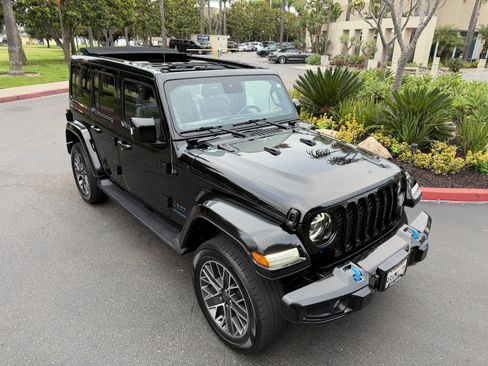 Used 2022 Jeep Wrangler Unlimited Sahara AWD/4WD image 10