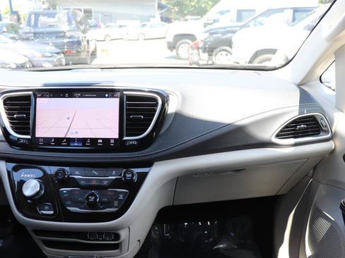 Used 2024 Chrysler Pacifica Limited FWD image 20