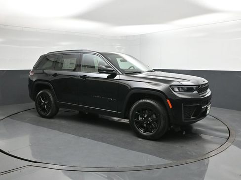 New 2026 Jeep Grand Cherokee Altitude image 17