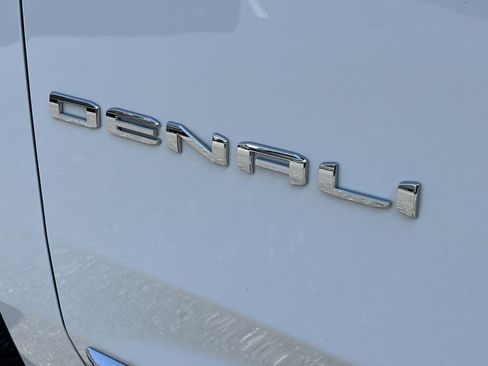 Used 2025 GMC Yukon XL Denali AWD/4WD image 36