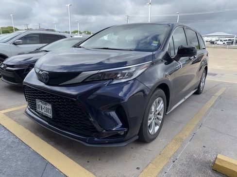 Used 2022 Toyota Sienna XSE image 2