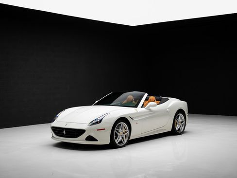 Used 2015 Ferrari California T RWD image 6
