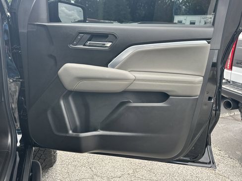 Used 2025 Chevrolet Colorado ZR2 w/ Technology Package AWD/4WD image 15