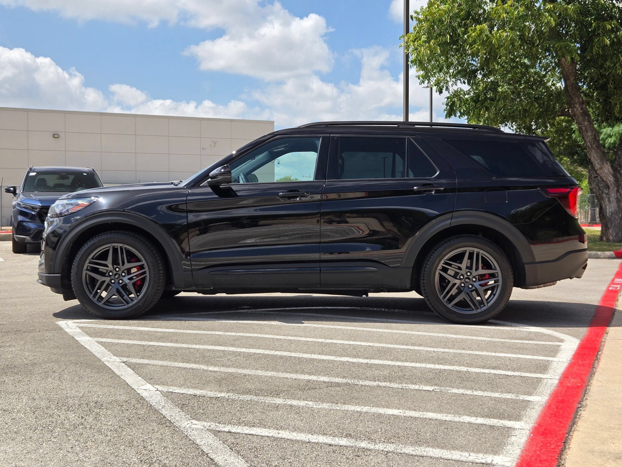 Used 2025 Ford Explorer ST AWD/4WD image 6