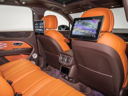 Used 2025 Bentley Bentayga image 25