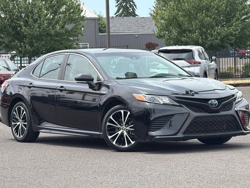 Used 2020 Toyota Camry SE w/ Sunroof Package FWD image 2