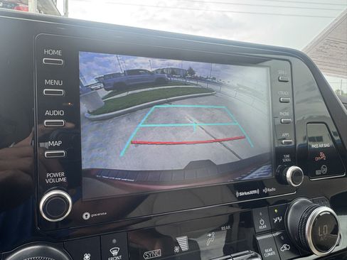 Used 2022 Toyota Highlander XLE FWD image 17