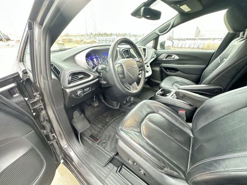 Used 2021 Chrysler Pacifica Touring-L w/ Uconnect Theater Family Group image 10
