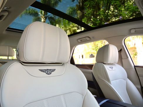 Used 2019 Bentley Bentayga AWD/4WD image 23