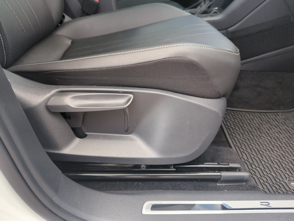 Certified 2023 Volkswagen Tiguan SE R-Line FWD image 38