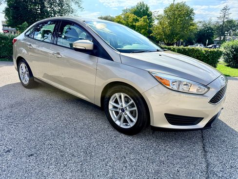 Used 2017 Ford Focus SE FWD image 2