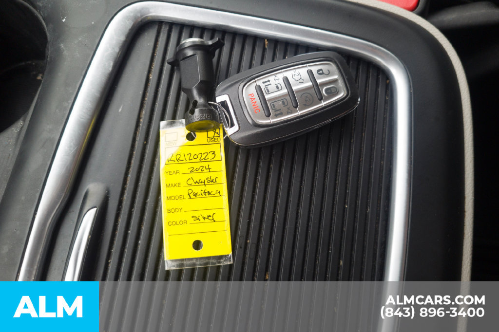 Used 2024 Chrysler Pacifica Touring-L FWD image 38