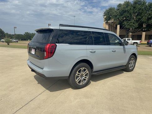 Used 2025 Ford Expedition Active RWD image 4