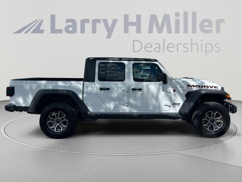 Used 2025 Jeep Gladiator Mojave w/ Convenience Group AWD/4WD image 6