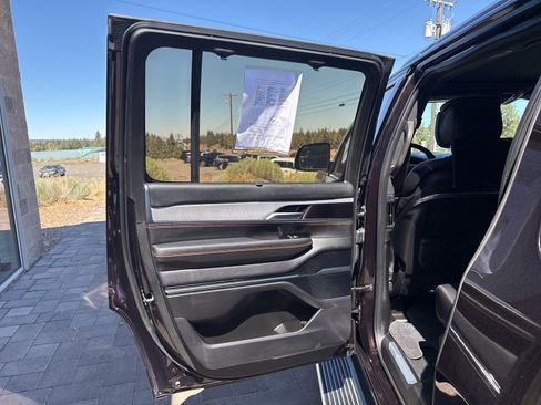 Used 2023 Jeep Grand Wagoneer Series III w/ Rear-Seat Entertainment Group image 13