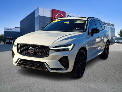 Used 2025 Volvo XC60 B5 Plus AWD/4WD image 3