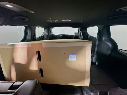 New 2025 Chrysler Pacifica Select w/ Uconnect Theater Family Group image 10